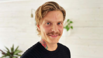 Nicklas småler in i kameran.