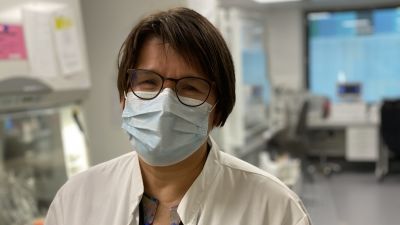 Läkare Kaiusu Rantakokko-Jalava presenterar molekylärlaboratoriet.