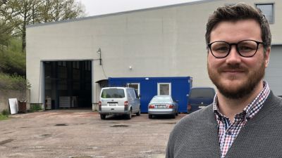 En person står fram gamla knivfabriken i Fiskars.
