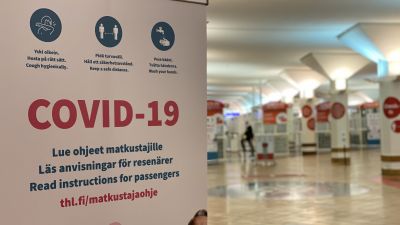 Skylt med anvisningar för att undvika Covid-19.