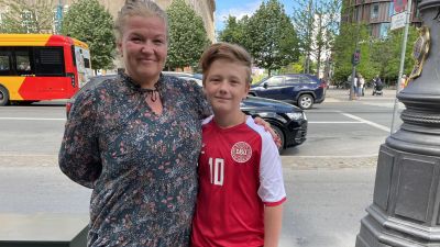 Mette Nielsen och Arthur står i Köpenhamn. Arthur har en dansk spelskjorta på sig.