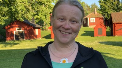 kvinna på hembygdsgård