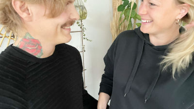 Nicklas småler mot sin sambo Jessica. I handen håller hon en sax.