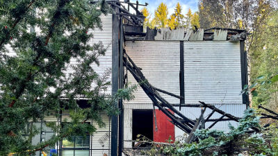 Bild på det brandskadade bostadshuset.