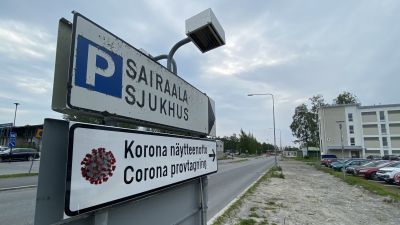 En sjukhusskylt och en skylt till corona provtagning.