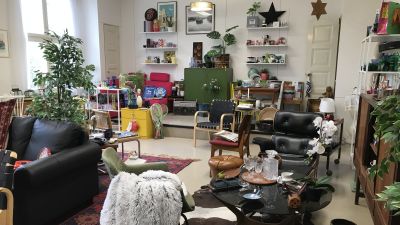 Gamla prylar i Käldinge skolas gamla skolsal