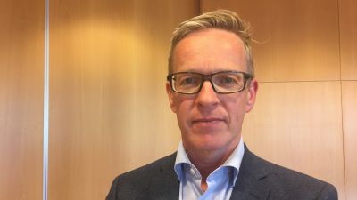 patrick nygŕen med ljus träbakgrund