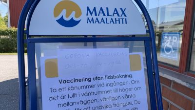 Skylt ute på parkeringsplats som informerar om coronavaccinering utan tidsbeställning i Malax.