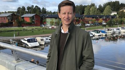 Dan Mollgren på gångbron i Borgå.