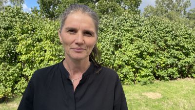 Jenny Madestam står på en gräsmatta och tittar in i kameran.