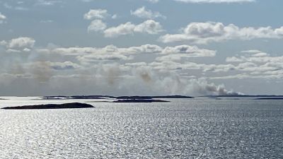 Jungfruskär i brand, rök syns på långt avstånd