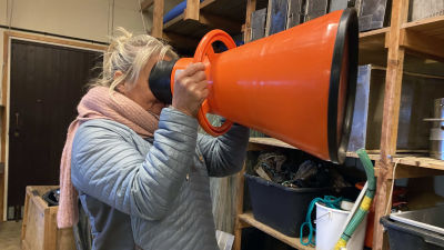 Ilse Klockars tittar i en vattenkikare.