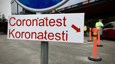 Skylt med texten "Coronatest" på finska och svenska.
