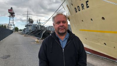 Chef för fostran och utbildning i Åbo Timo Jalonen står bredvid faryget s/s Bore.