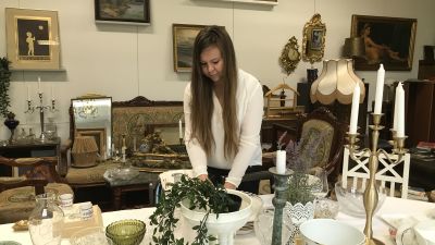 Erica Helin plockar bland sina antikviteter