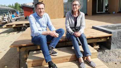 Anders Berghäll och hans mamma Gode Lahtinen utanför Villa Ilta.