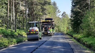Stora vägarbeten på slutrakan med tunga maskiner på Fagerviksvägen i Ingå, invid Bruksträsket.
