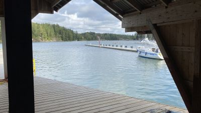 Utsikt över hamnen från hamnkontoret i Barösund.