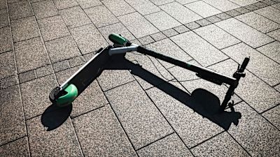 Sähköpotkulauta katukivetyksellä Narinkkatorilla Helsingissä heinäkuisena aamupäivänä.