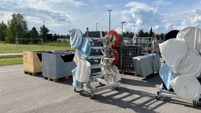 Många bord och stolar ihopfällda.