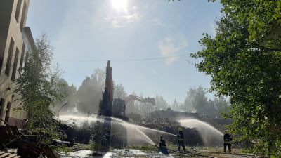 Brandmän och rykande ruin.