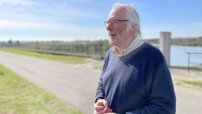 Professor Meire fotograferade vid en flodslätt utanför Antwerpen. Meire är en man i medelåldern. Han är vithårig och ledigt klädd.