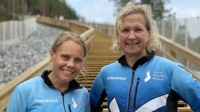 Maratonlöpare som testar motionstrappan i Pargas.