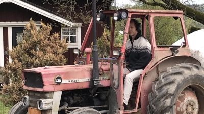 Matti Nieminen åker traktor