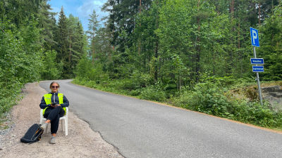 Ronja Blomstedt sitter vid Molnträsk som parkeringsvakt.