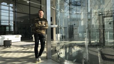 Aeronautica Arenan operatiivinen johtaja Atte Korjula tuulitunnelin vieressä.