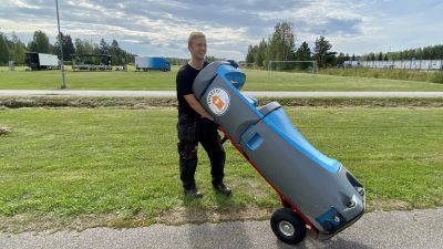 En ung man skuffar på ett handtvättningsställe.