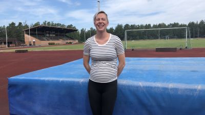 Kvinna på stadion.