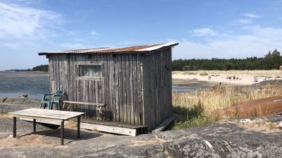 Fiskebod vid strand.