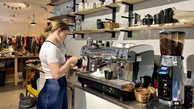 Aino Olander tillreder en cappuchino.