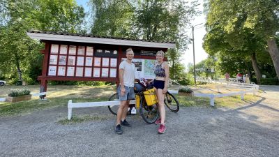 Simo Kantele och Mari Saraheimo ler mot kameran