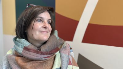 Leende kvinna med sjal
