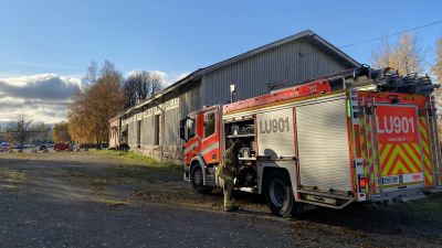 En brandbil utanför ett hus.