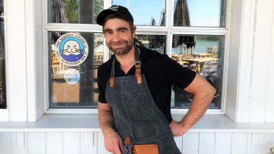 Krögare Patrik Lindström framför ett fönster.
