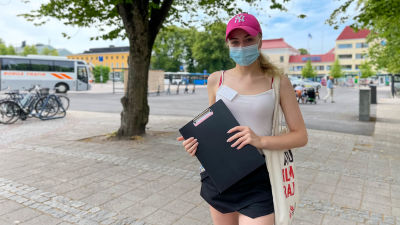 Assi Liitti står på torget i Borgå.