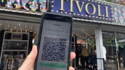 Coronapas-appen på en telefon utanför Tivoli i Köpenhamn-