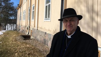 Kyrkoherde Harry Sanfrid Backström utanför prästgården i Pargas.