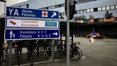 Cyklar i en cykelställning utanför ett sjukhus.
