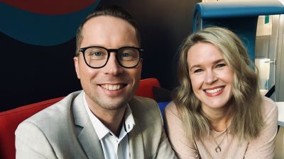 Magnus Hansén och Hannah Norrena ser glada ut.
