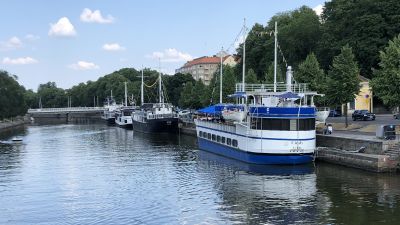 Jokilaivoja Turun Aurajoessa.