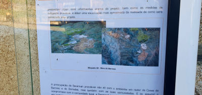 En karta med lite information som hänger på dörren på företaget Savannahs tillbommade kontor i Covas do Barroso.