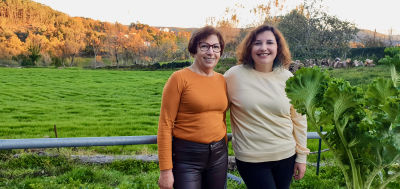 Carla Gomes med sin mamma på mammans gårdsplan.