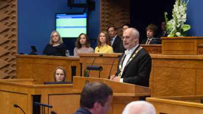 Estlands president Alar Karis talar till det estniska parlamentet.