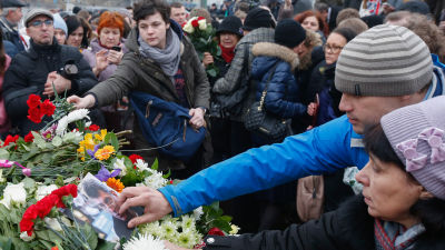 Människor lägger blommor på den plats i Moskva där Boris Nemtsov dödades.