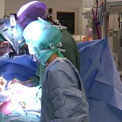 Lapsen sydänleikkaus meneillään Lastenklinikalla.