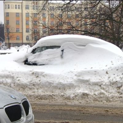 Auto lumihangessa Helsingissä.